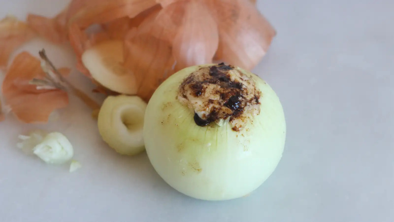  Imagen para el artículo titulado Contempla el simple consuelo de una cebolla al horno con mantequilla