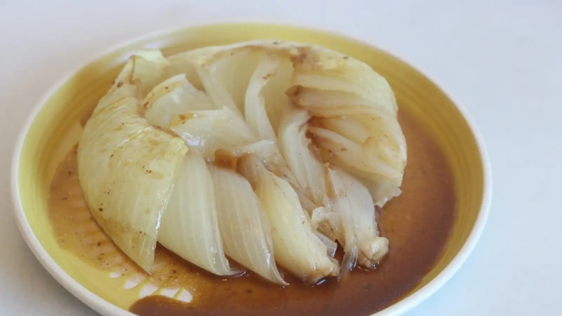  Imagen para el artículo titulado Contempla el simple consuelo de una cebolla al horno con mantequilla