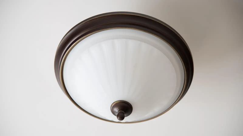 Vennligst kvitt deg med denne boob-lysarmaturen i leiligheten din