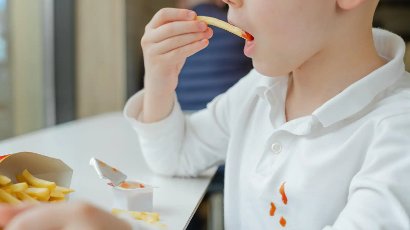 Kaip pašalinti kečupo ir garstyčių dėmes nuo drabužių